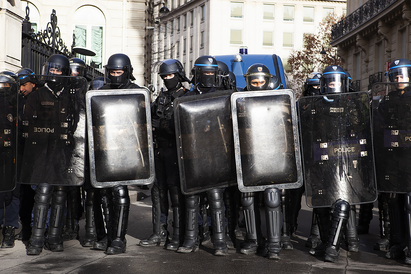 25 Champs Elysee Poliser webb